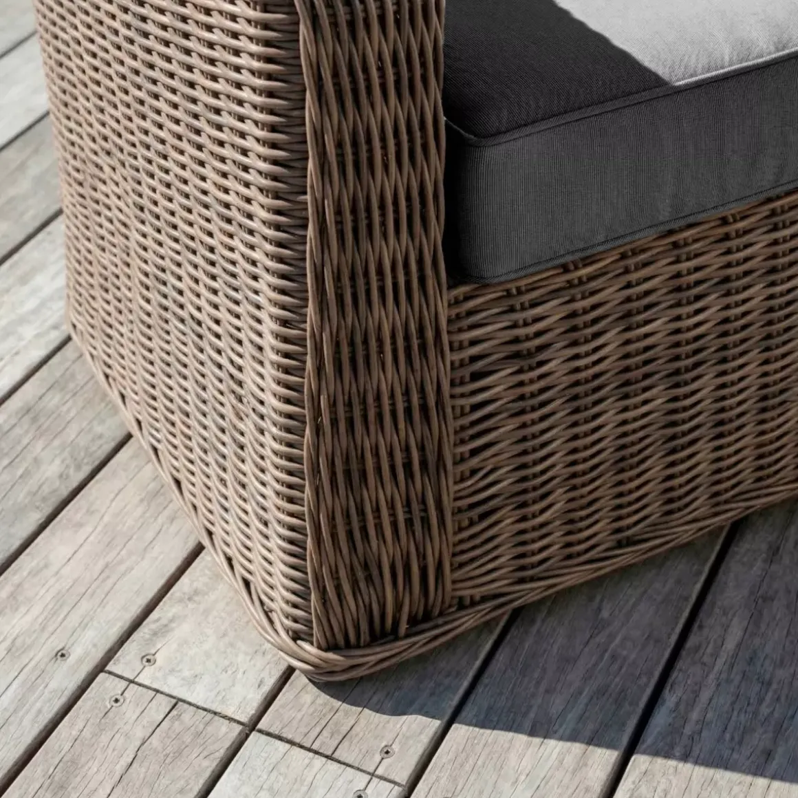 Divano da giardino in resina intrecciata 2 posti Calvi Seppia e grigio scuro