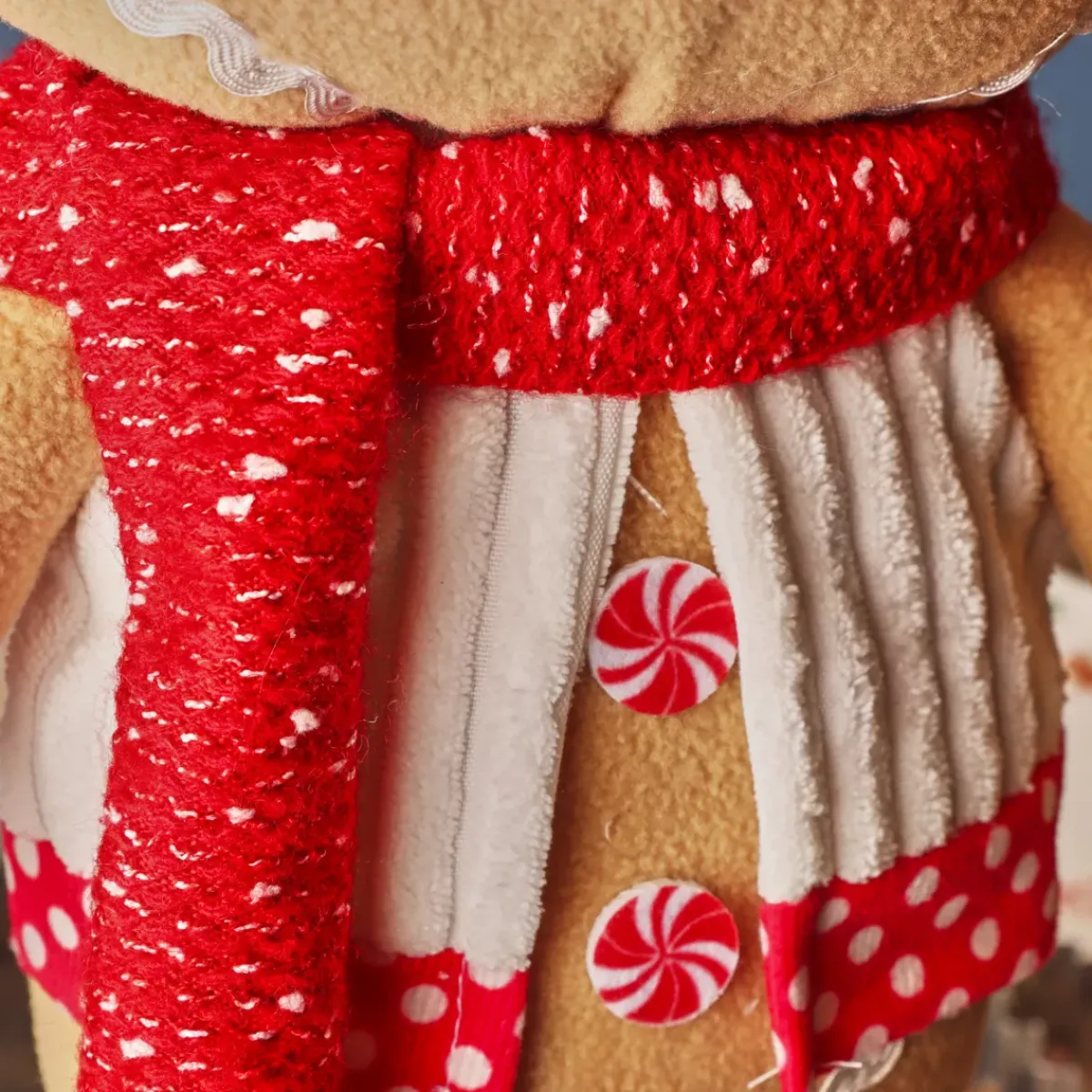 KAEMINGK Babbo Natale Animali E Personaggi-Omino di pan di zenzero in piedi (H57 cm) Camille sciarpa Rossa