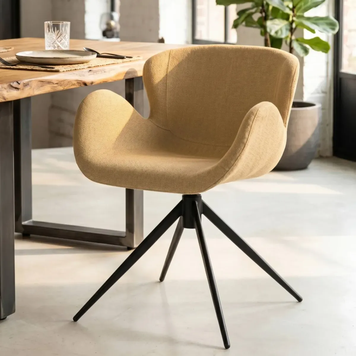 Sedia-Sedia da pranzo girevole con braccioli in tessuto testurizzato (Altezza seduta 46cm) Pema Miele