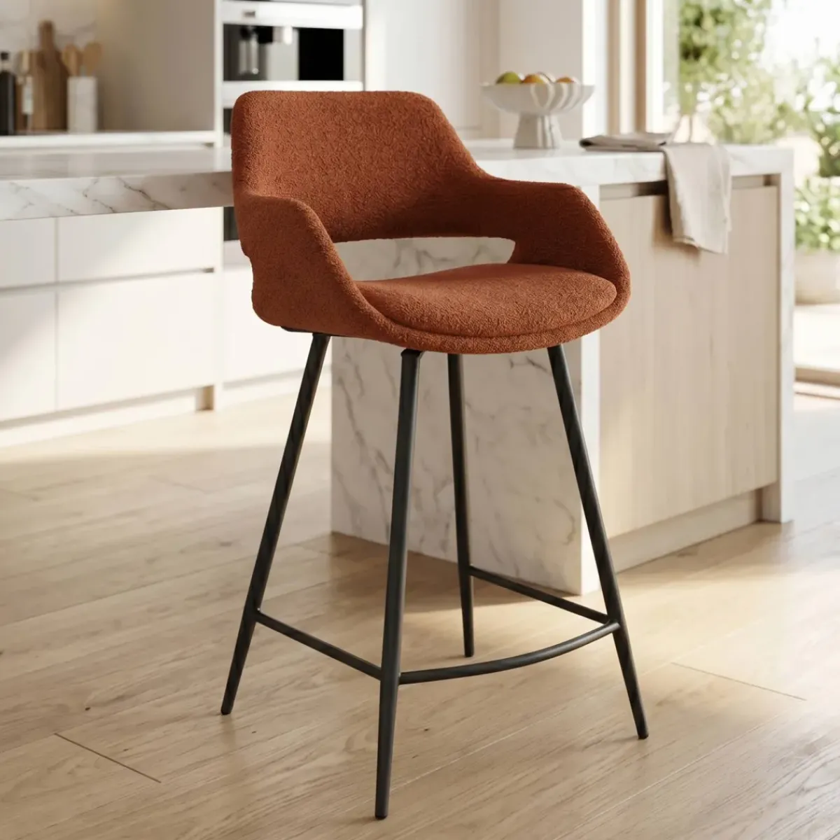 Sgabello Alto-Set di 2 sedie per isola centrale con schienale in bouclé (seduta 65cm) Soho