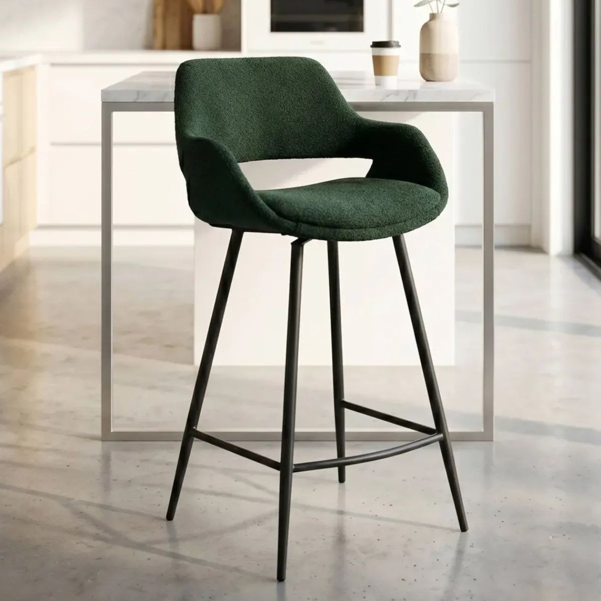 Sgabello Alto-Set di 2 sedie per isola centrale con schienale in bouclé (seduta 65cm) Soho Verde pino
