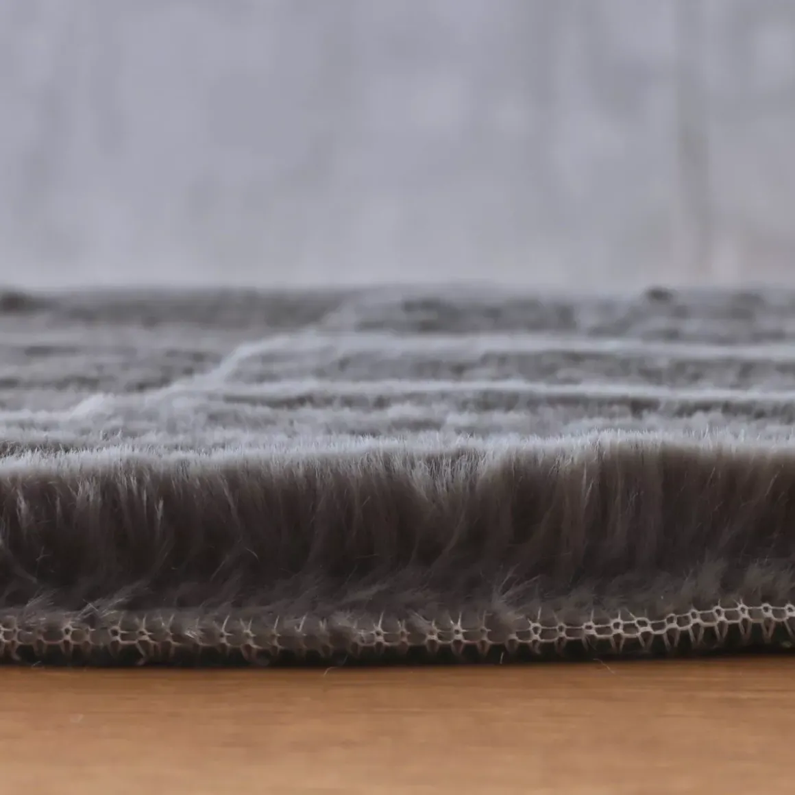 Tappeto rotondo in finta pelliccia (80 cm) Finn Grigio antracite