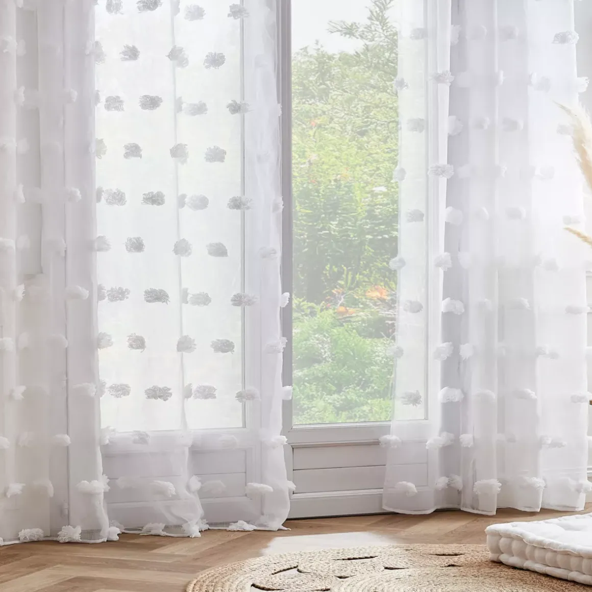 Tenda trasparente con occhielli e pon pon (140 x 240 cm) Suzie Bianco