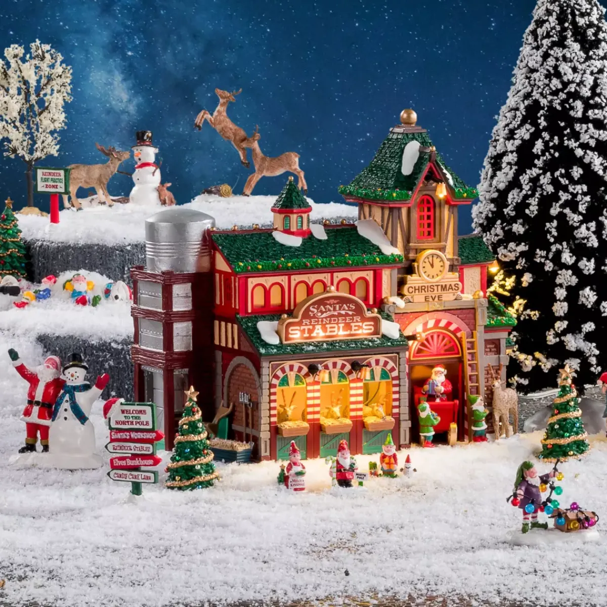 LEMAX Villagio Di Natale Lemax-Villagio di Natale a pile e luminoso La scuderia delle renne di Babbo Natale